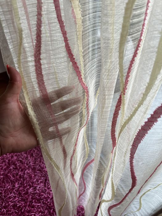 Conj. Cortinados beje/rosa, Abajur, cadeira branca IKEA, almofada rosa