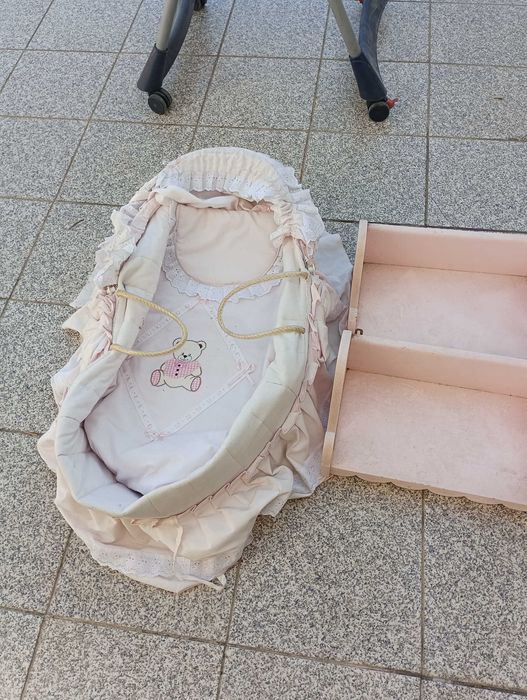 Alcofa de bebé e prateleiras