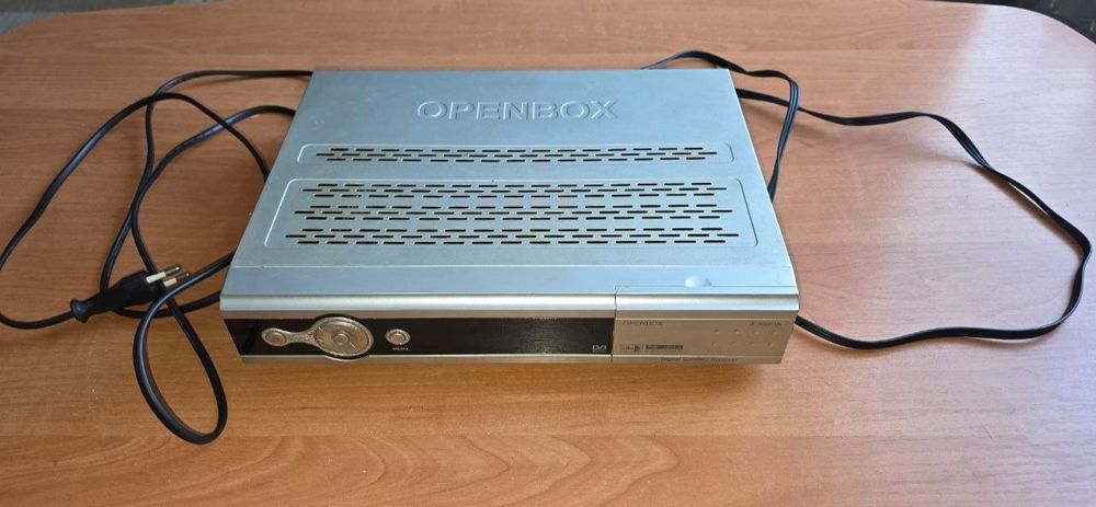 Супутниковий тюнер  onenbox F-300FTA в гарному стані.