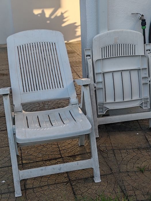 2 Cadeiras brancas ajustáveis de plástico e 4 cadeiras fixas de plástico