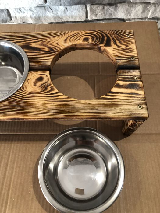 Stojak z miskami dla psa