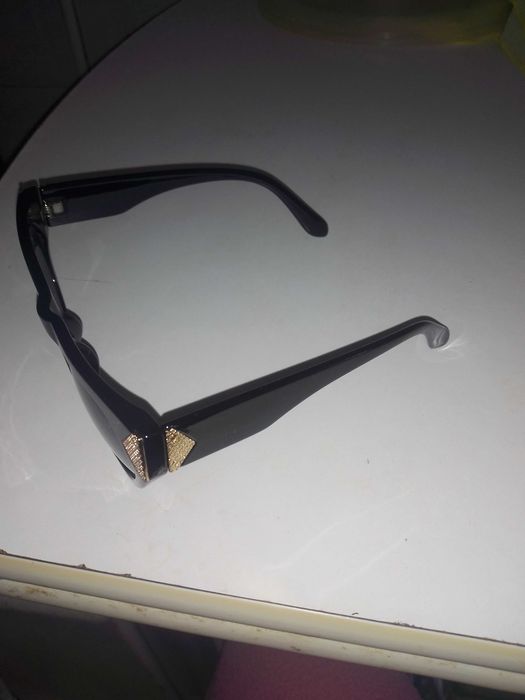 Óculos pretos de sol com dourado