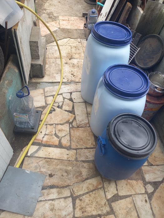 Bidons para armazenar água ou para outros fins