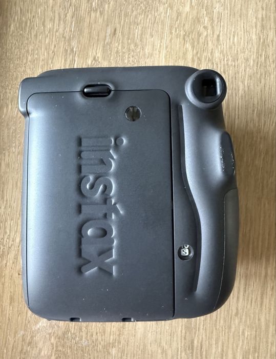Instax mini 11 + є шкірянйи чохол є окремо