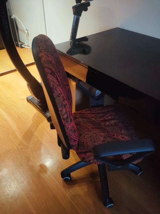 Secretária com gavetas