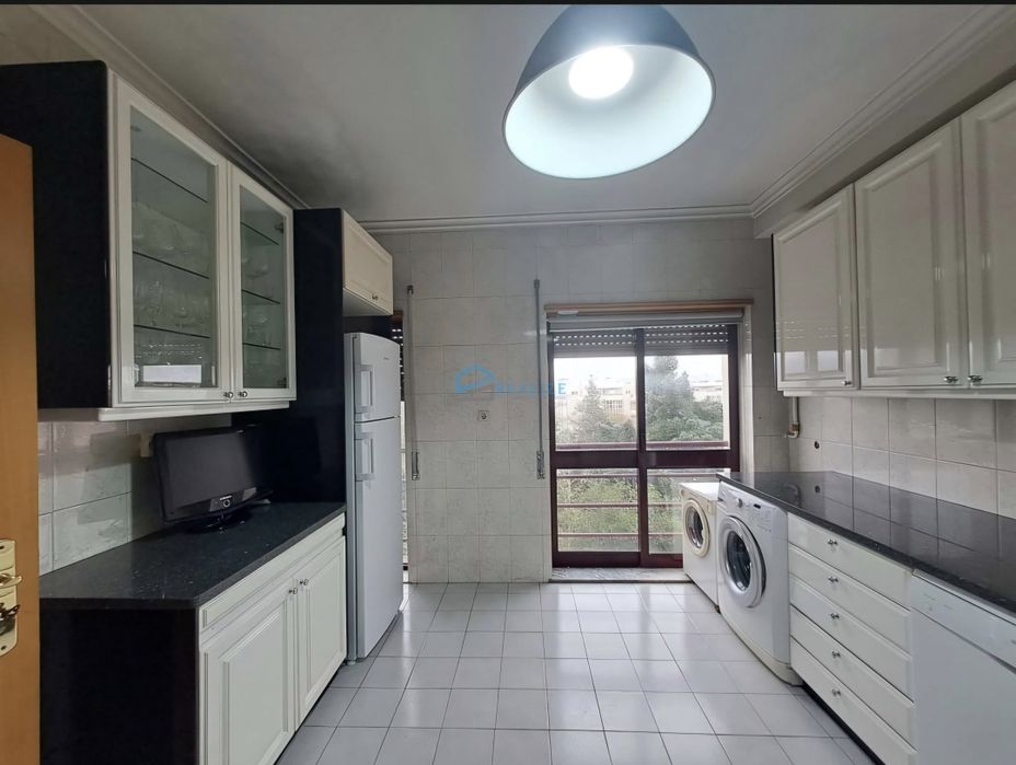 Apartamento T4 c/ garagens e sotão