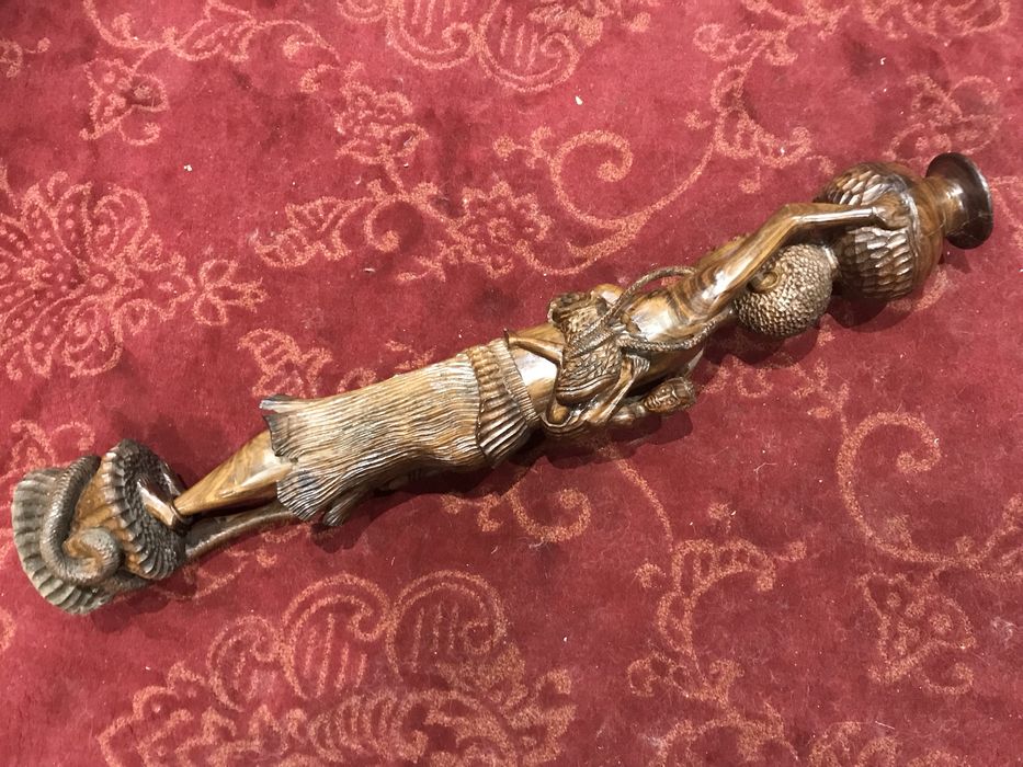 Estatueta de pau rosa com 93cm e finamente trabalhada, com o menino.