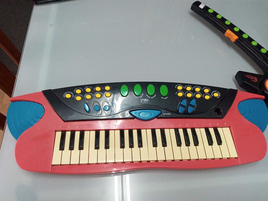 3 instrumentos musicais em bom estado