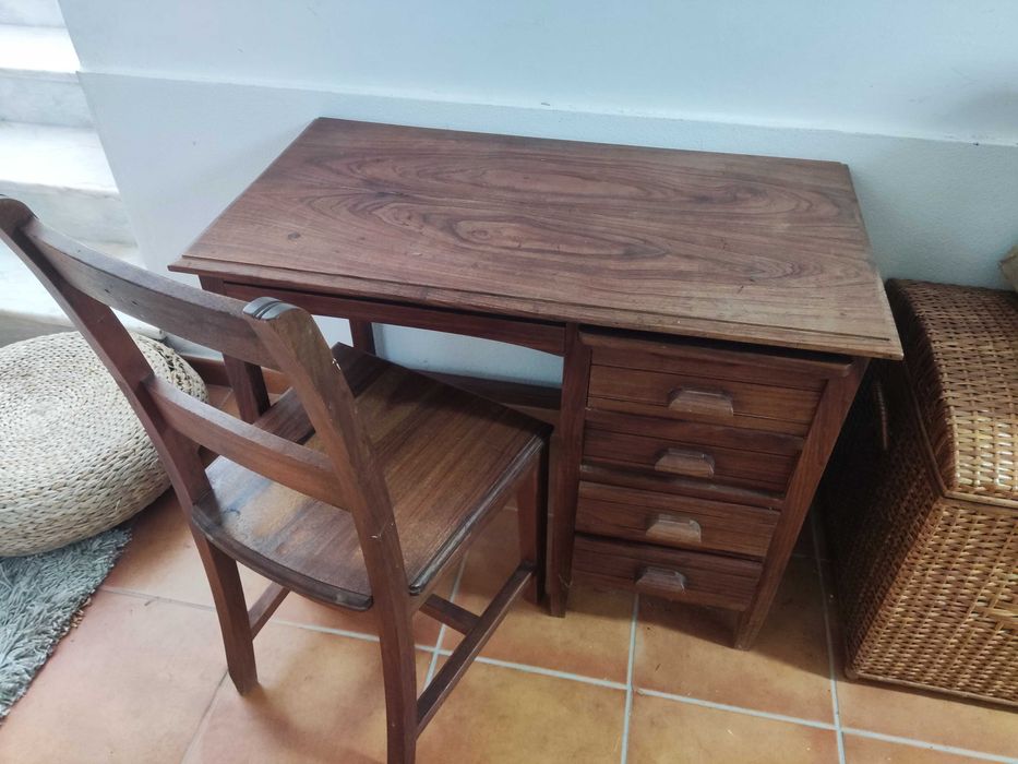 Secretária antiga de nogueira em excelente estado
