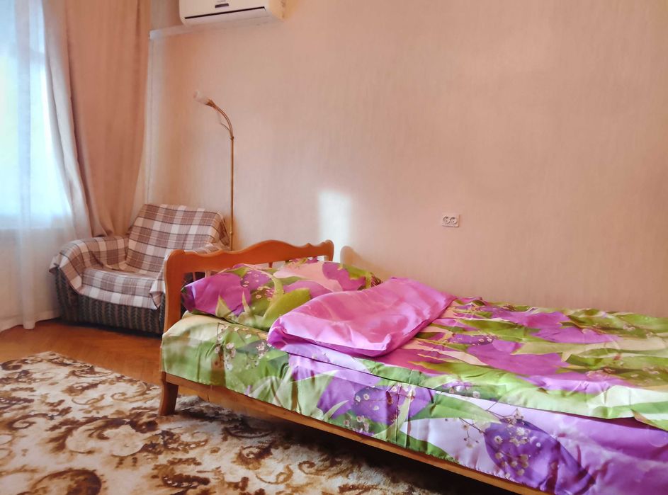 Просторна однокімнатна студія, (40м²), біля метро Святошин, подобово