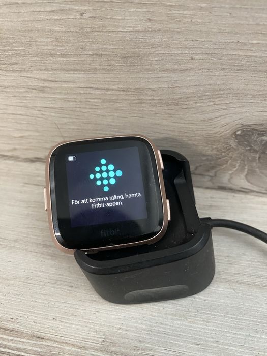 Smartwatch fitbit z stacja ładujaca