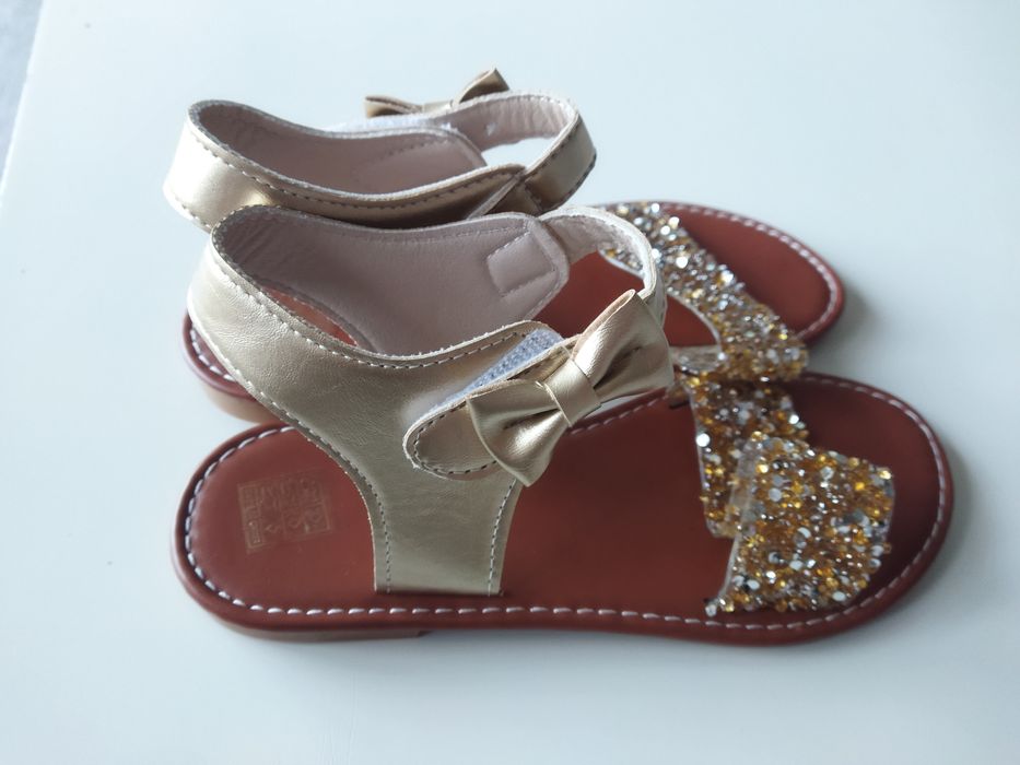 Sandálias douradas novas 35