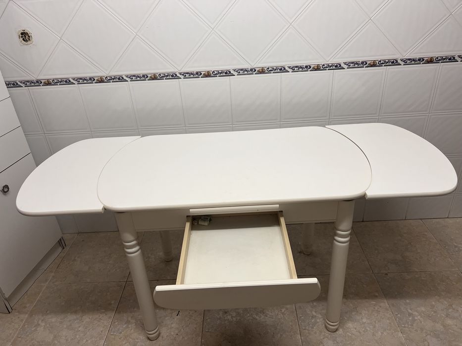 mesa de madeira branca de cozinha