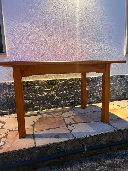Mesa de madeira resistente 1,39m – ótima para sala ou escritório