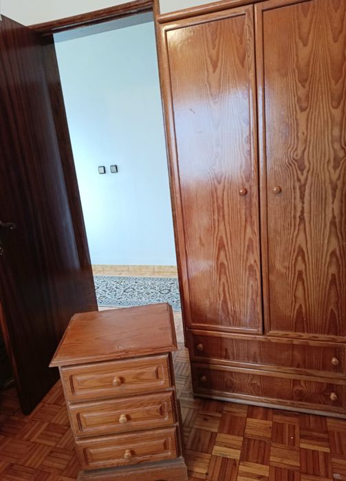 Guarda-fato e mesa de cabeceira