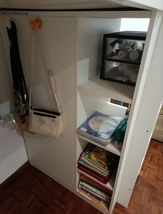 Cama Alta IKEA com secretária e roupeiro