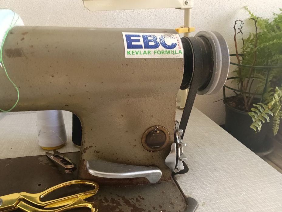 Máquina de Costura Industrial PFAFF – Revista por Técnico e a Funcionar a 100%