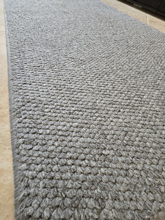 Tapete Cinzento de Textura Grossa (Estilo Bouclé / Loop Pile)