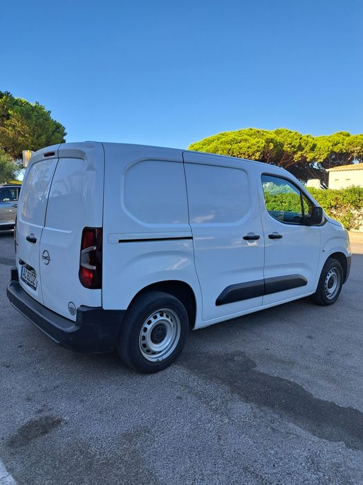 Opel combo de 2020 com 77.000 kms 100cv de 3lugares