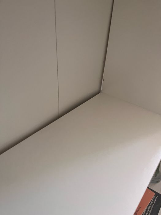 Móvel branco com 4 prateleiras
