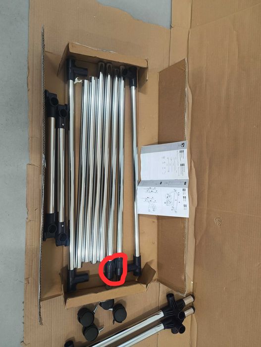 Amazon Basics  metalowy wieszak na ubrania 87 x 67 x 100-165 cm