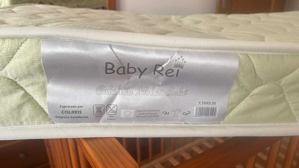 Cama de bebé em grades de madeira pinho mel