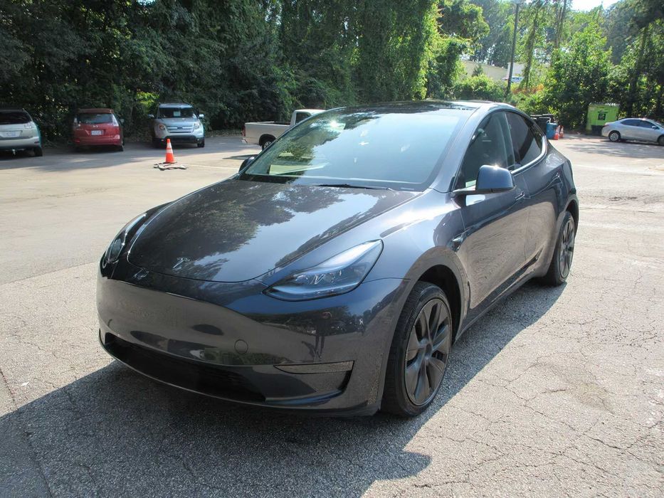 Tesla Model Y Long Range      2025