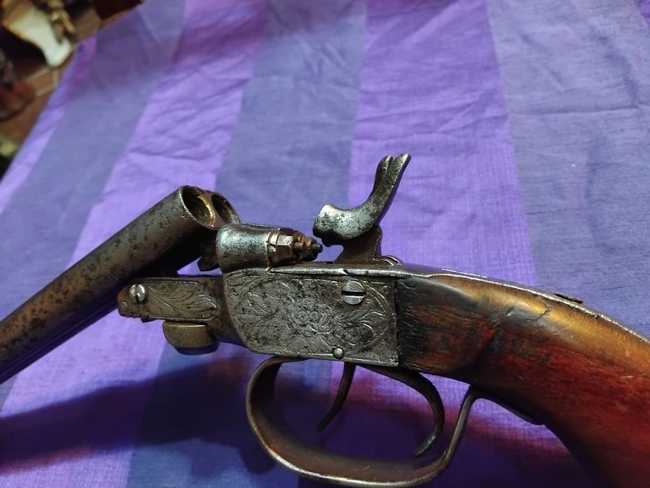 Pistola antiga de coleção  guarnições em ferro