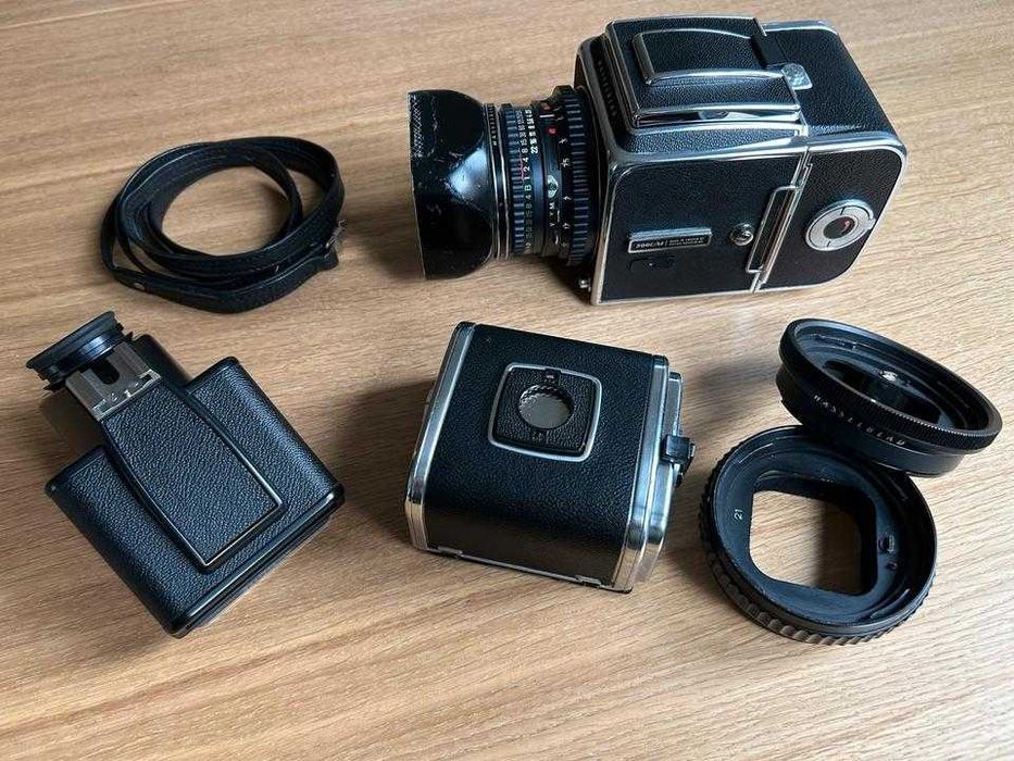Hasselblad 500cm com vários acessórios.