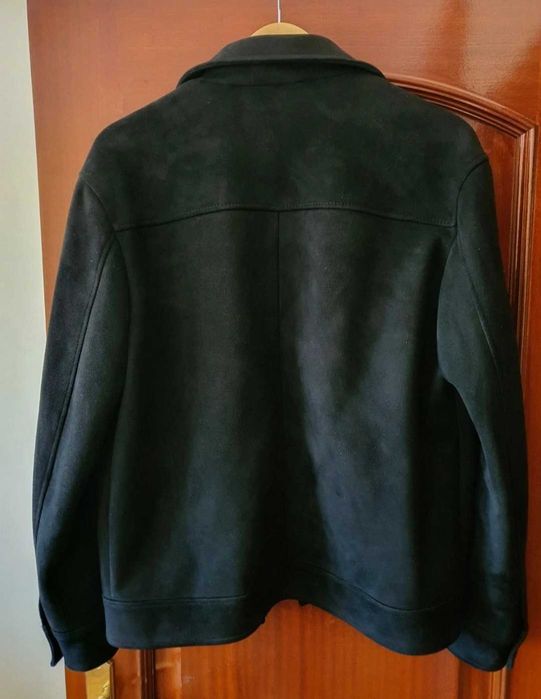 Casaco Zara - cor preto e de tecido camurça