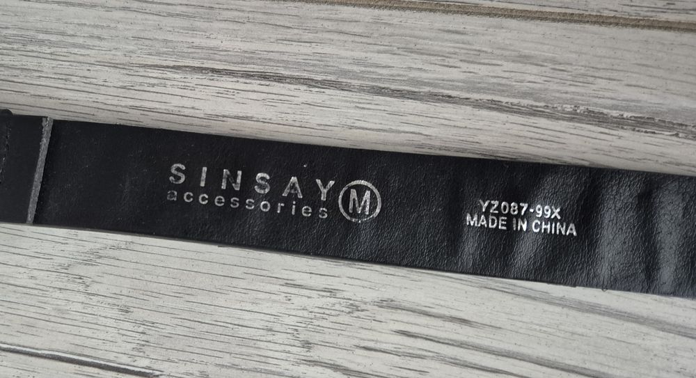 Czarny pasek z ćwiekami Sinsay