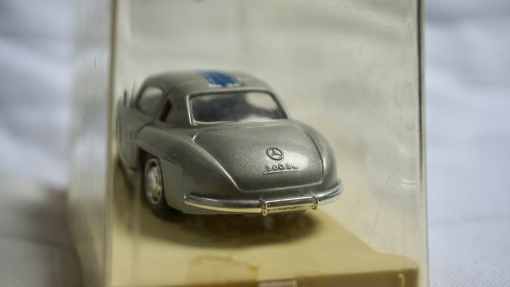 Carrinho miniatura de exposição Mercedes