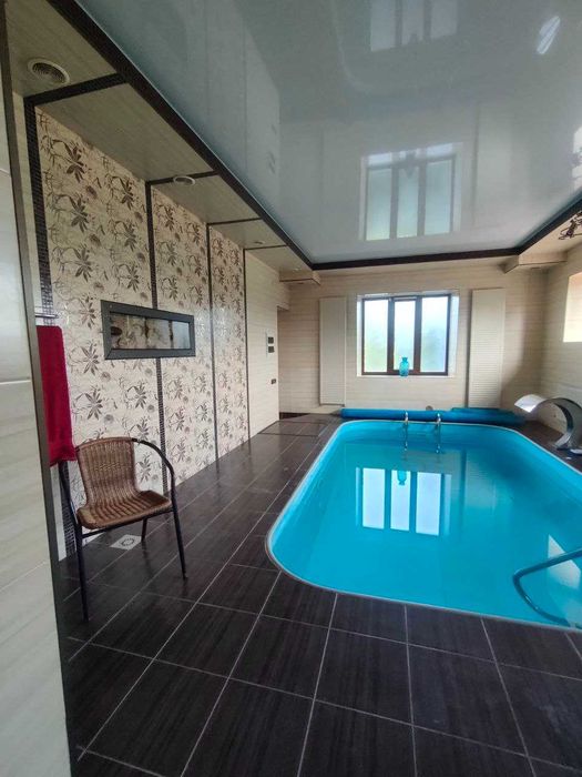 Унікальний будинок з власним парком і озером