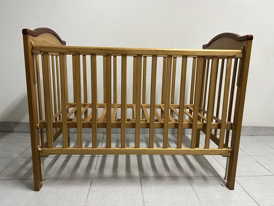 Berço/Cama de madeira Pueri + colchão (ajustável, bom estado)