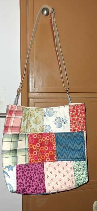 Tote bag com trança francesa e quadrados.