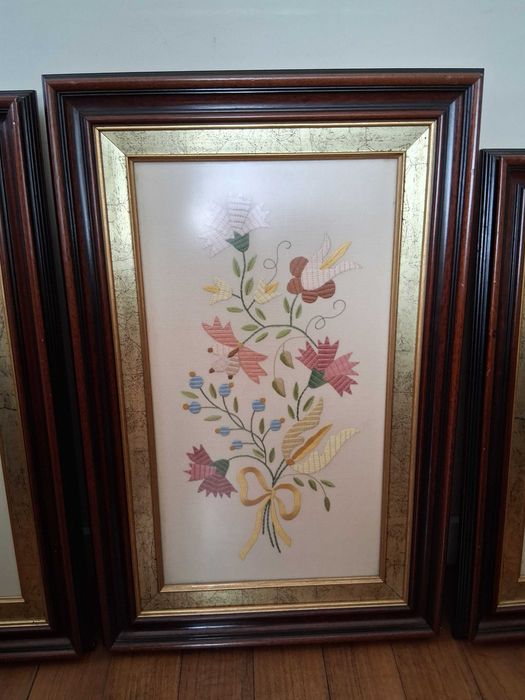 Quadros bordados a ponto de Arraiolos com moldura em castanho envelhecido e "ouro velho"