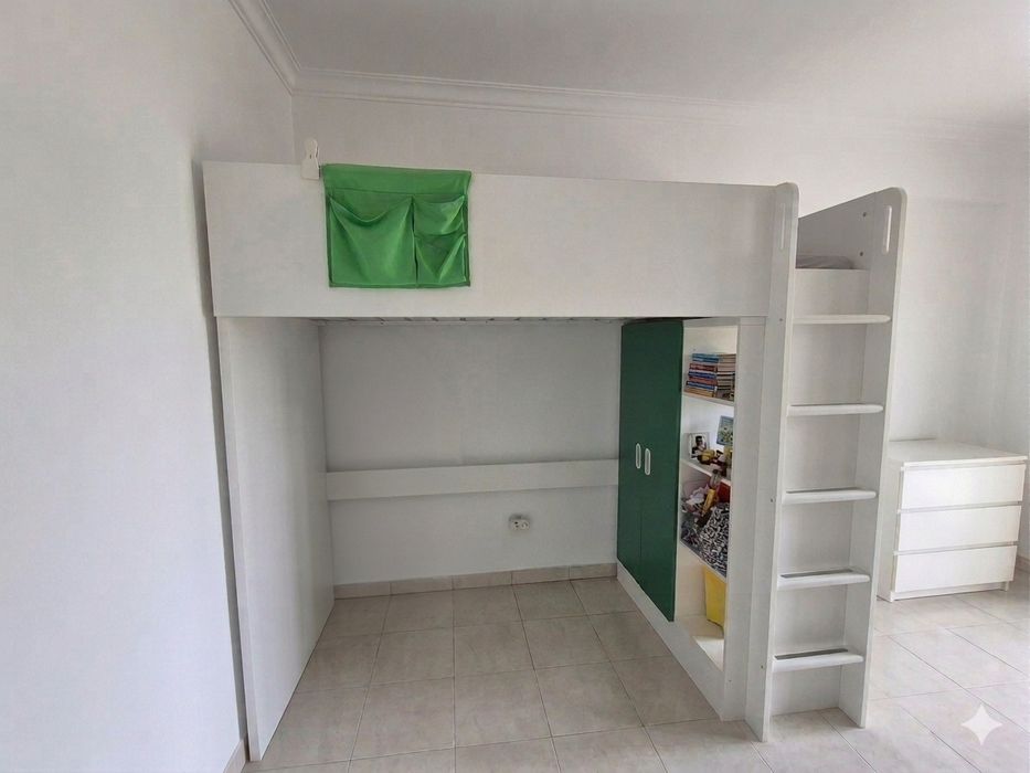 Cama alta e roupeiro IKEA Småstad