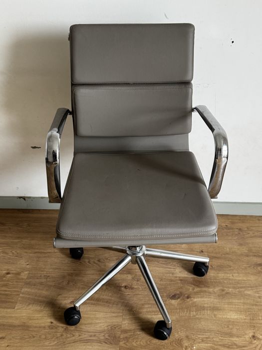 Cadeira de escritorio semi nova