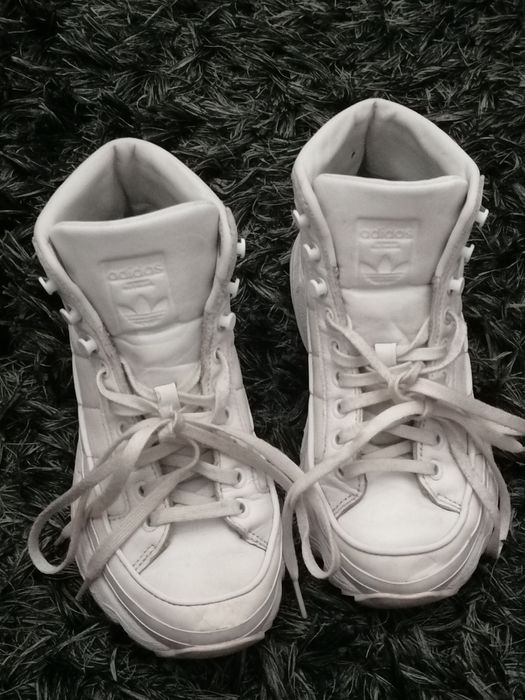 Vendo SAPATILHAS brancas da marca ADIDAS numero 36 como novas.