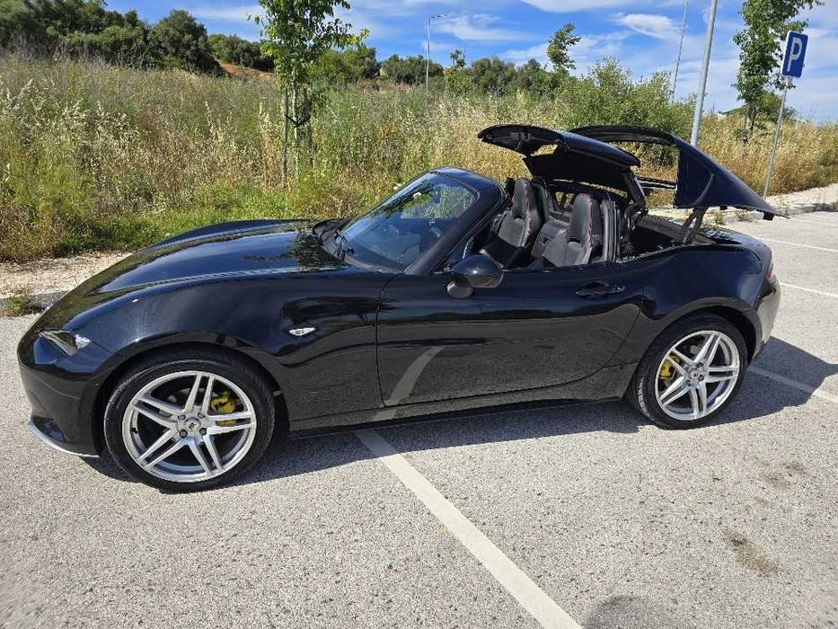 Carro descapotável Mazda Mx5
