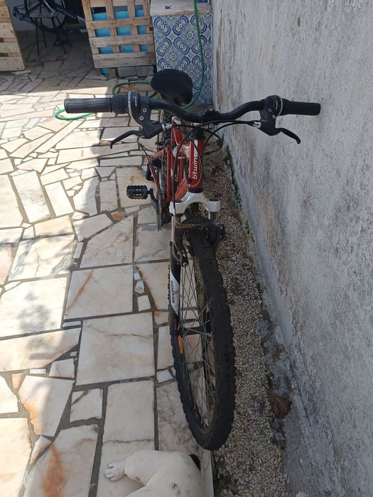 Várias peças e bicicletas