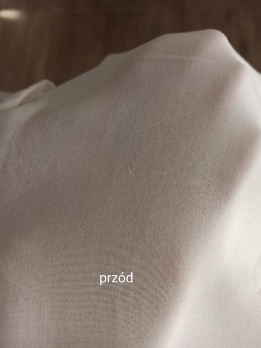 Koszula biała damska z długim rękawem.