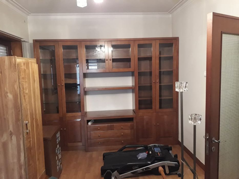 Estante em madeira de castanho