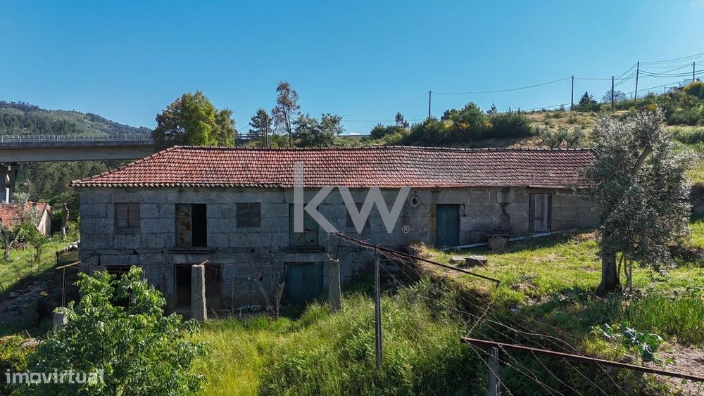 Casa com terreno para recuperar em Amarante