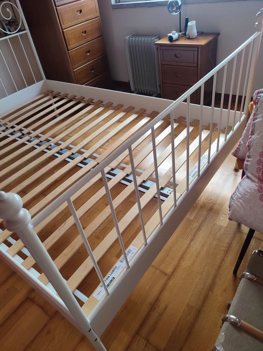 Cama de ferro IKEA com estrado
Modelo Leirvik em ferro