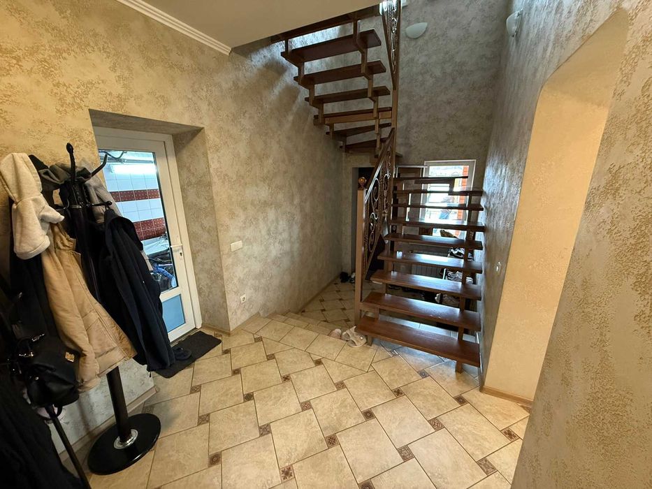 Продаж цегляного двоповерхового будинку 128 м2 з банею.