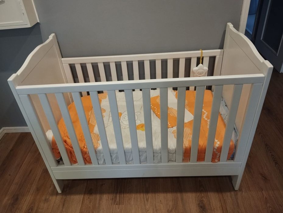 Berço / cama de grades
Medidas aproximadas 60*120 com colchão Rei dos Colchões