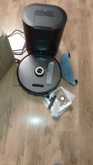 Robot sprzątający Procesing  z bazą samoczyszczącą
