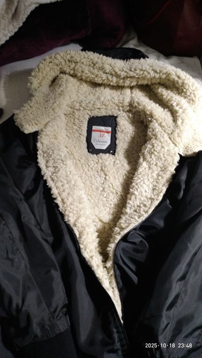 Продам демисезонную молодежную куртку.