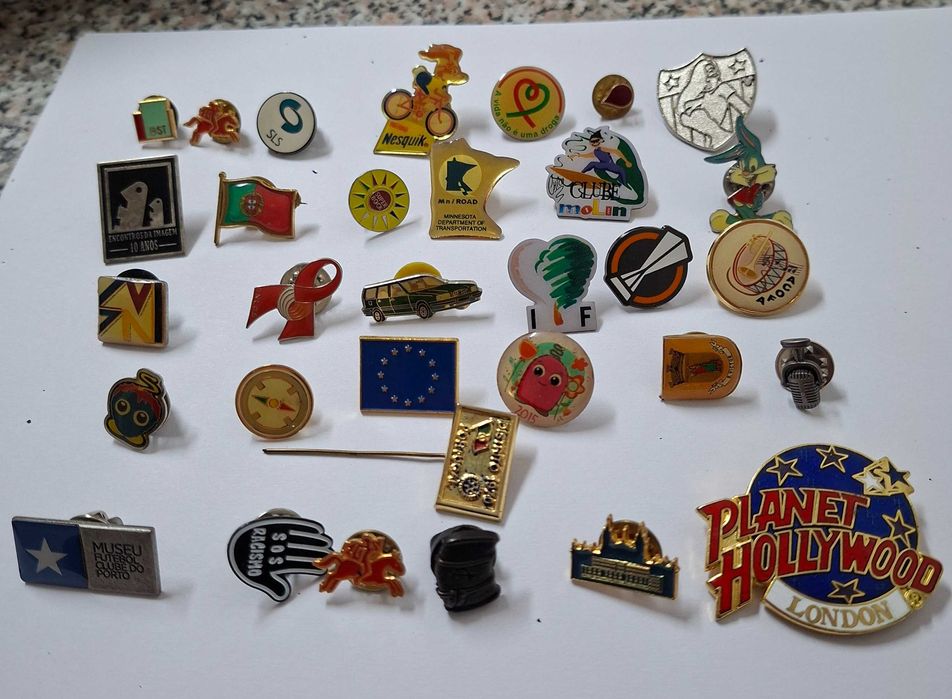 Pins antigos para coleccionadores